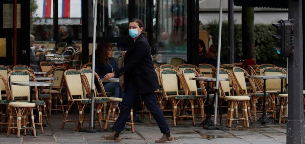 París cierra bares y limita restaurantes y facultades para frenar la pandemia