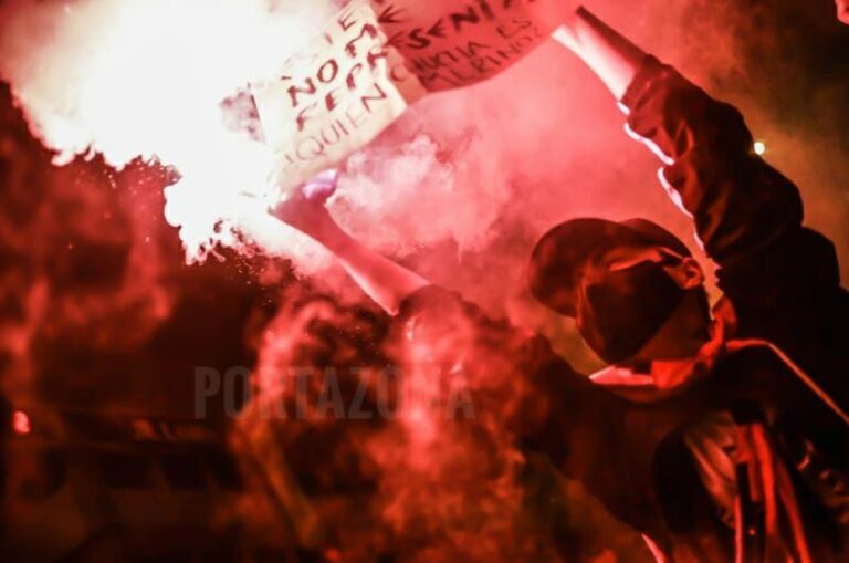 Una nube de gas lacrimógeno cubrió el centro de Lima