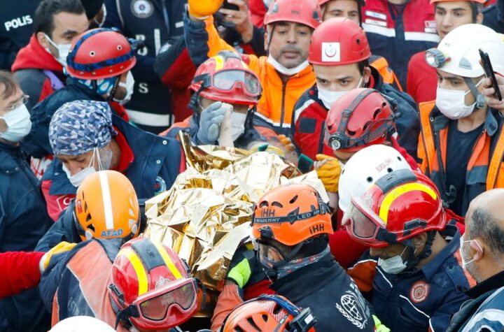 Rescatan a una niña tras 4 días bajo los escombros del terremoto en Turquía