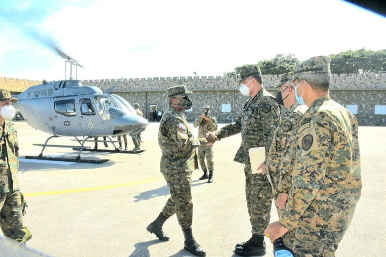 Comandante General del Ejército se reune con Comandantes de unidades fronterizas en Elías Piña