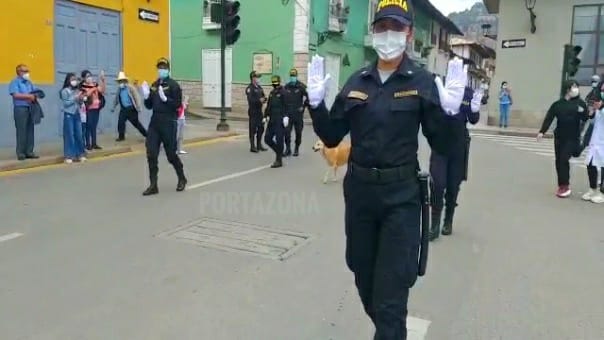 Policías de Perú usan guantes blancos como símbolo de paz mientras acompañan a los manifestantes