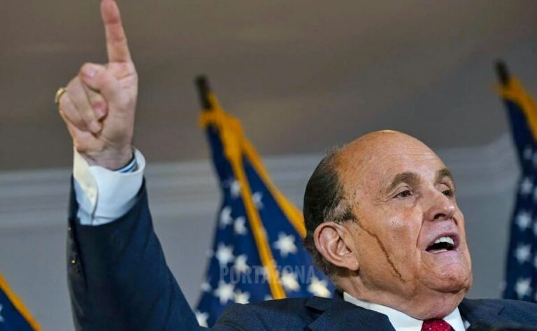 Imagen de tinte escurriendo de la cabeza de  Giuliani, abogado de Trump, se hace viral