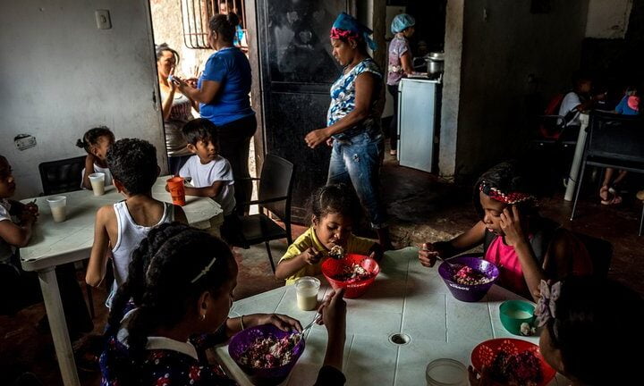 Venezuela allana organización benéfica alimentaria, lo que interrumpe las comidas destinadas para niños