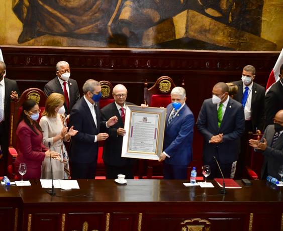 El Senado reconoce labor de Hipólito Mejía