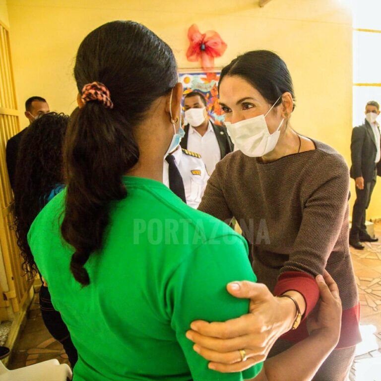 Primera dama visita Najayo Mujeres en solidaridad con las internas en víspera de Nochebuena