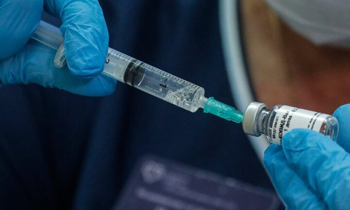 Coronavirus: Rusia recrudece su campaña de propaganda contra las vacunas que compiten con la Sputnik V