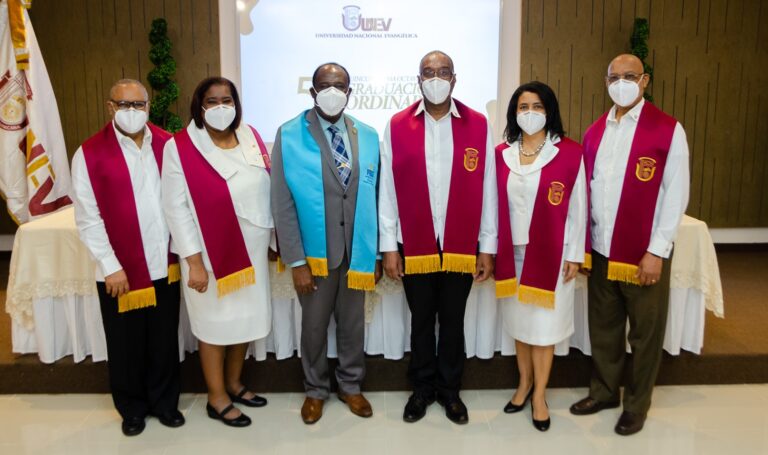 UNEV inviste 1,108 nuevos profesionales de grado en Graduación Ordinaria  58