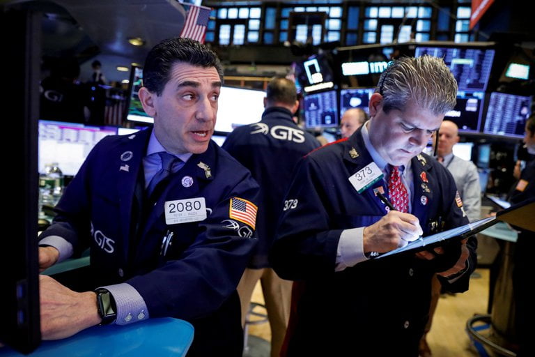 Wall Street abrió con nuevos récords y espera el posible incremento de las ayudas a los estadounidenses