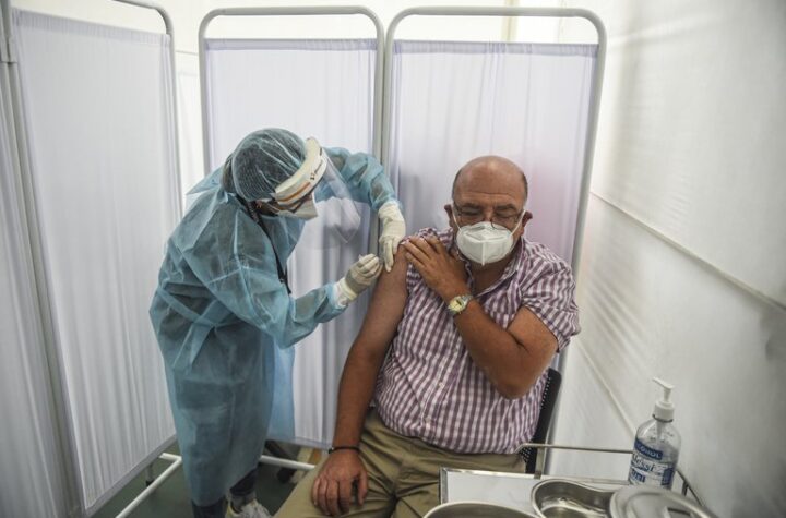 Las vacunas chinas y rusas contra el coronavirus aún no han sido probadas, pero los países desesperados planean usarlas de todos modos