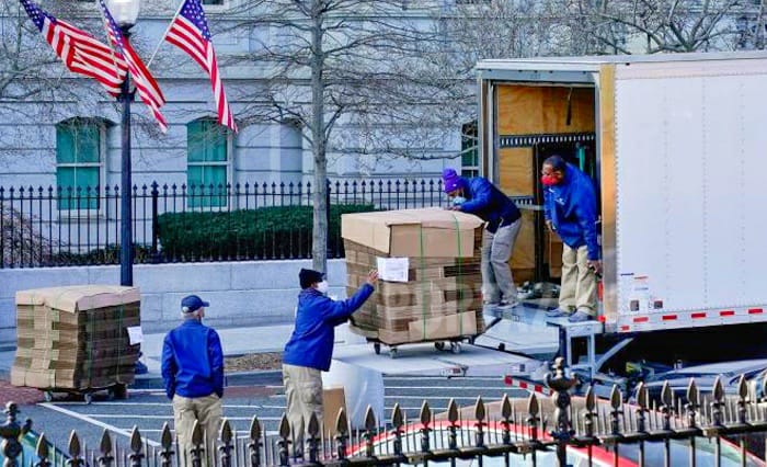 La imagen de un cami贸n de mudanzas ante la Casa Blanca se hace viral en redes