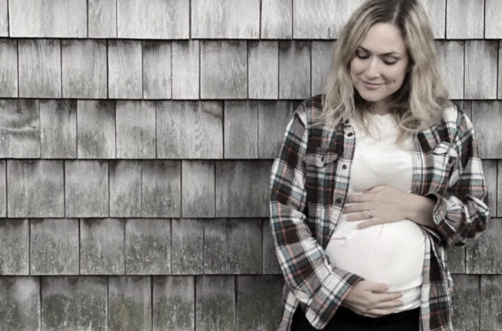 Muere mientras tomaba café la 'influencer' Emily Mitchell, embarazada de su quinto hijo