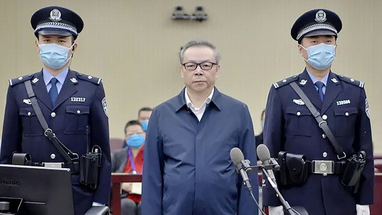 El régimen de Xi Jinping condenó a muerte a un ex banquero: lo encontraron culpable de “corrupción y bigamia”