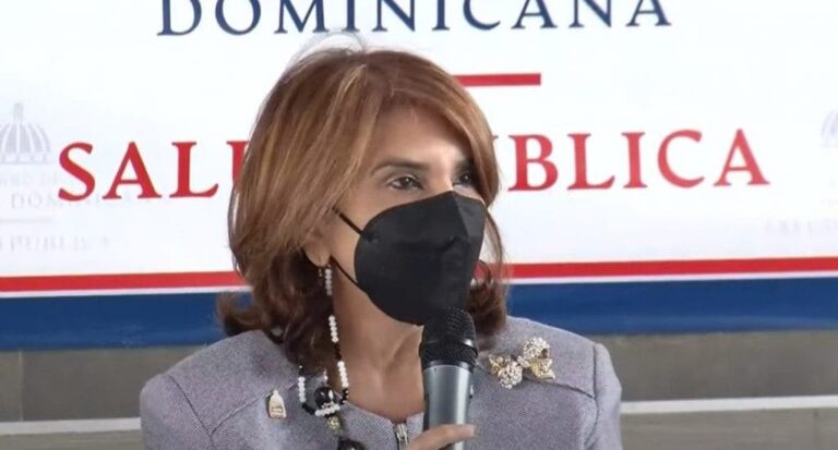 Viceministra tilda de “desafortunadas” declaraciones presidente Colegio Médico sobre vacuna AstraZeneca