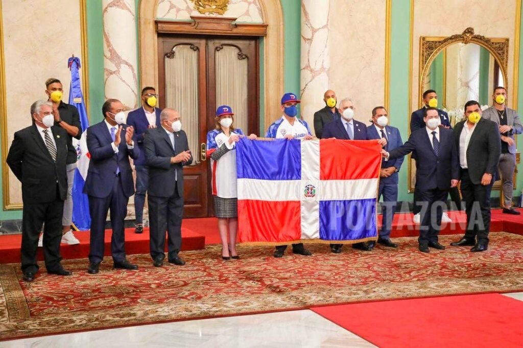 Presidente Abinader entrega bandera nacional a las Águilas Cibaeñas y les pide mostrar fortaleza en la serie del Caribe