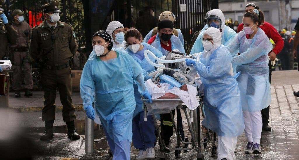 Incendio en hospital de Chile obliga a evacuar a pacientes covid-19 intubados