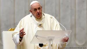 El Papa cambia el derecho canónico para que las mujeres puedan ejercer el ministerio de lector y acólito