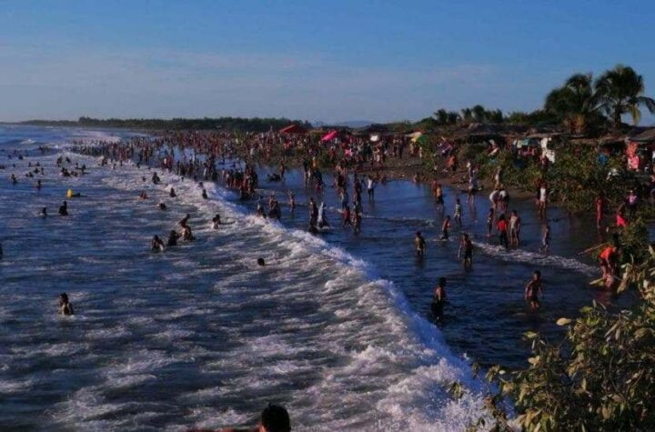Miles de nicaragüenses se vuelcan a las playas pese a la pandemia