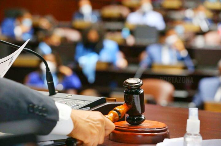 Diputados aprueban en primera lectura ley que elimina la reinscripción de los colegios