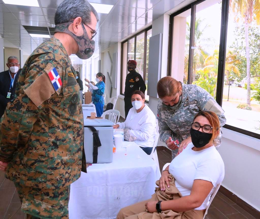Inicia la vacunación de más de 58 mil miembros de las Fuerzas Armadas en 53 centros todo el país.