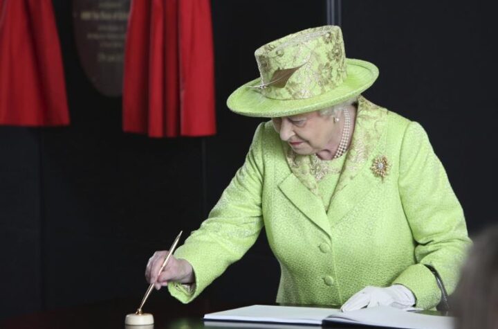 Isabel II celebra la "paz continua" en Irlanda del Norte en su centenario