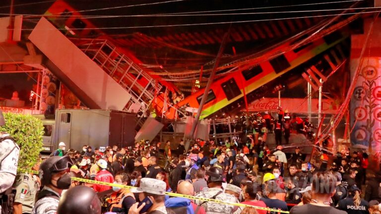 Familias lloran a víctimas del desplome del metro de Ciudad de México