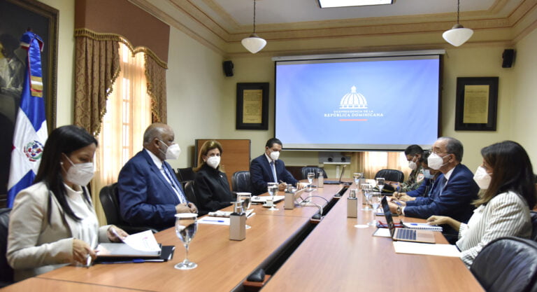 Vicepresidenta de la República Raquel Peña y Ministro de Educación Dr. Roberto Fulcar diseñan estrategia de Jornada Nacional de Vacunación Masiva
