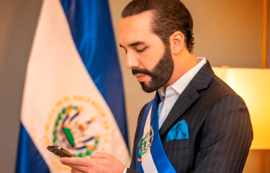 ¿Le hackearon el Twitter al presidente salvadoreño, Nayib Bukele? Su cuenta lo autodenomina como dictador de El Salvador