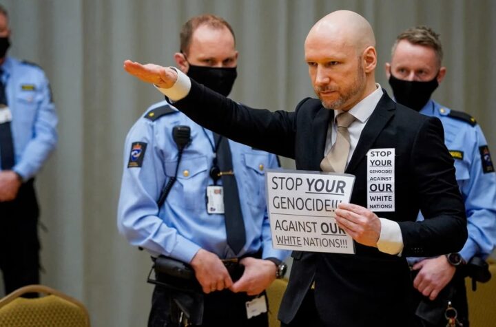 Breivik, el autor de asesinar 77 personas pide su liberación haciendo un saludo nazi ante la corte noruega
