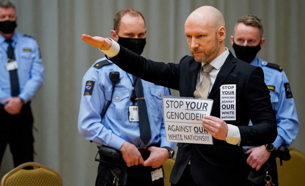 Breivik, el autor de asesinar 77 personas pide su liberaci贸n haciendo un saludo nazi ante la corte noruega