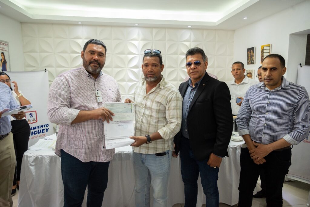 Alcaldía de Higüey entrega 39 millones de pesos para construcción de obras públicas