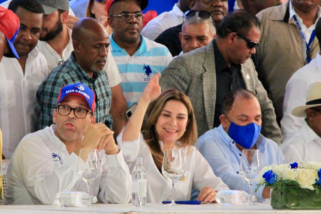 Juramentan a dirigentes políticos en “Más Cambio”, apoyan la reelección de Luis Abinader desde La Romana