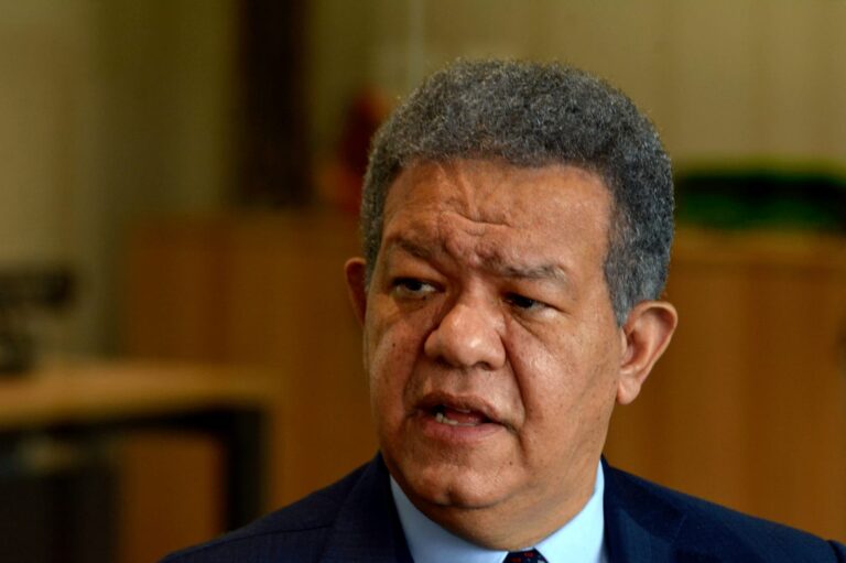 Los fantasmas de sus gobiernos desesperan a Leonel