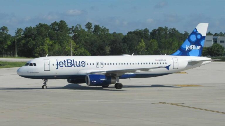 JAC dice JetBlue ha violentado acuerdos asumidos ante denuncias de retrasos; sostendrá reunión con la aerolínea