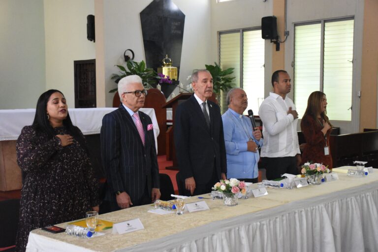 García Fermín exhorta a jóvenes beneficiados con becas otorgadas por el gobierno del presidente Luis Abinader a seguir estudiando aún después de obtener un título de grado