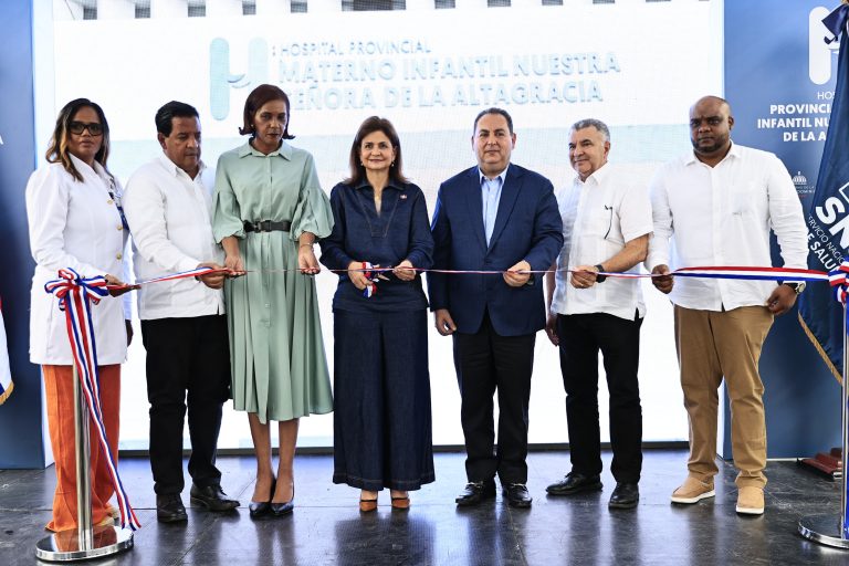 Vicepresidenta entrega remozamiento Emergencia, Bloque Quirúrgico, Imágenes, Laboratorio y UCI del Materno Infantil de Higüey  Anuncian proceso adjudicación licitación segunda etapa