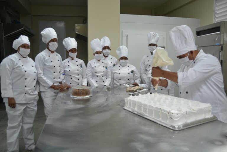 Gracias a Visitas Sorpresa, mujeres de San Juan y Azua reciben dos panaderías-reposterías y se convierten en pequeñas empresarias