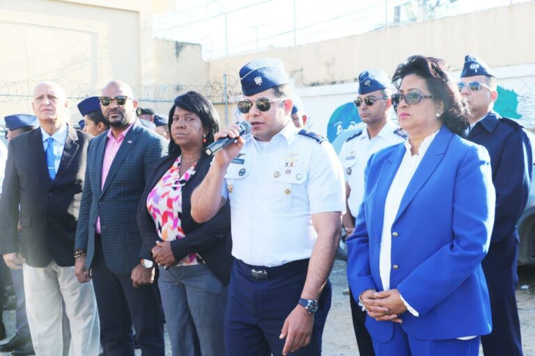 Fuerza Aérea de República Dominicana realiza Izada de Bandera en el Liceo Ramón Emilio Jiménez de Los Mina
