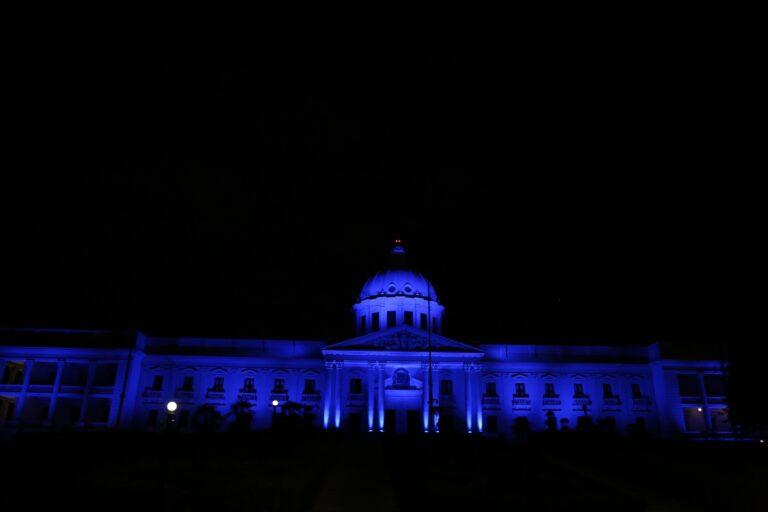 Numerosas instituciones públicas y privadas se suman a “Iluminemos de Azul” para concienciar sobre autismo