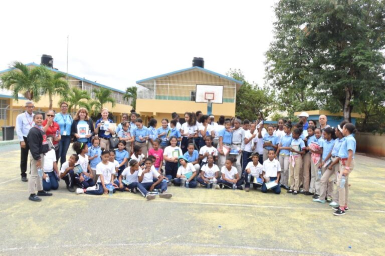Decenas de niños en SDE son beneficiados con campaña educativa CAASD “Uso eficiente del agua”  